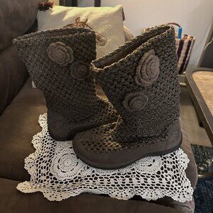 Earth Crocheted Ladies Boots Size 9